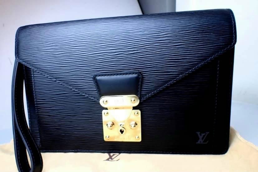 Louis Vuitton Black Taiga Ardoise Pavel Clutch – The Closet