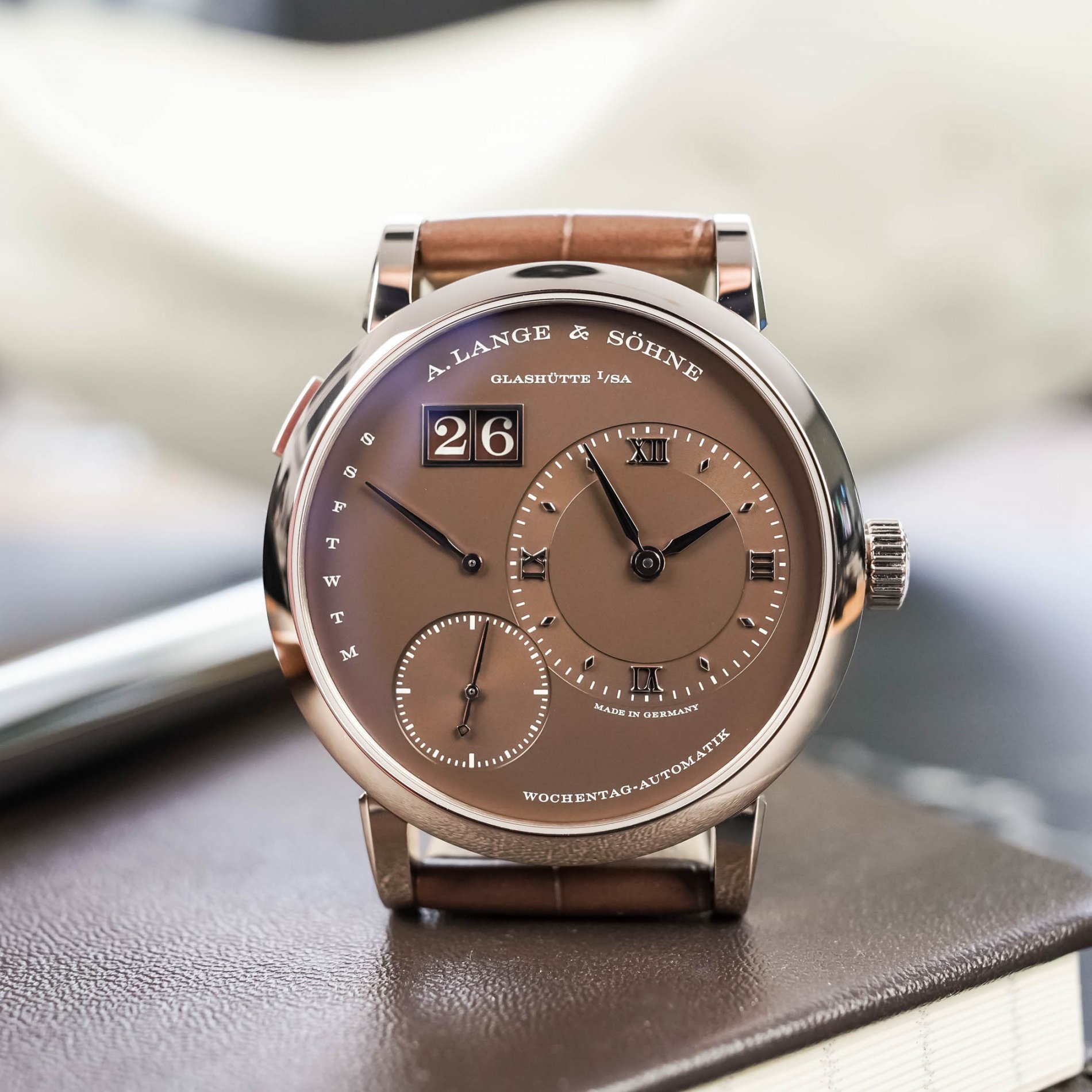 A-lange-Sohne-Lange-1-Daymatic-Honeygold-video-review-1.jpeg