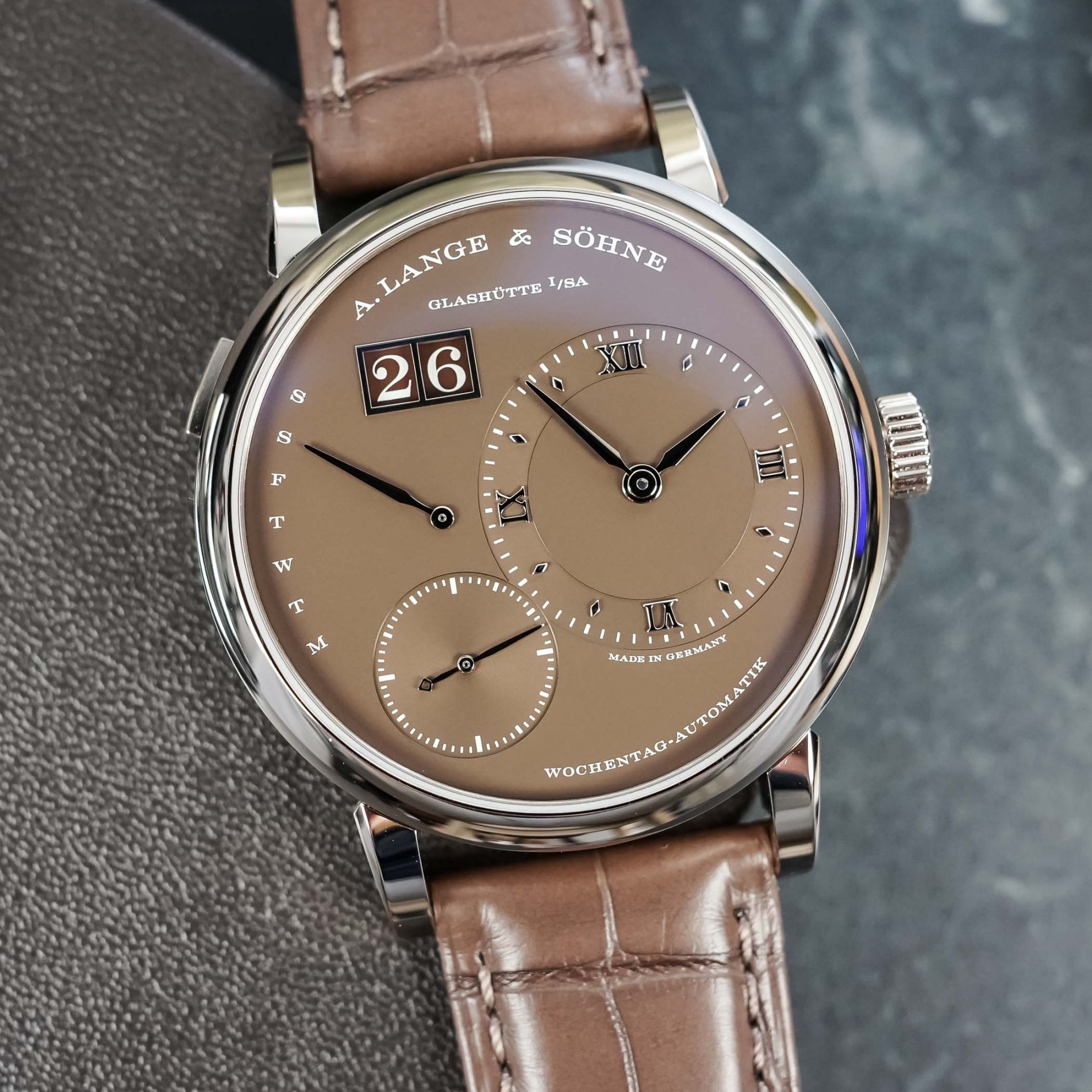 A-lange-Sohne-Lange-1-Daymatic-Honeygold-video-review-10.jpeg