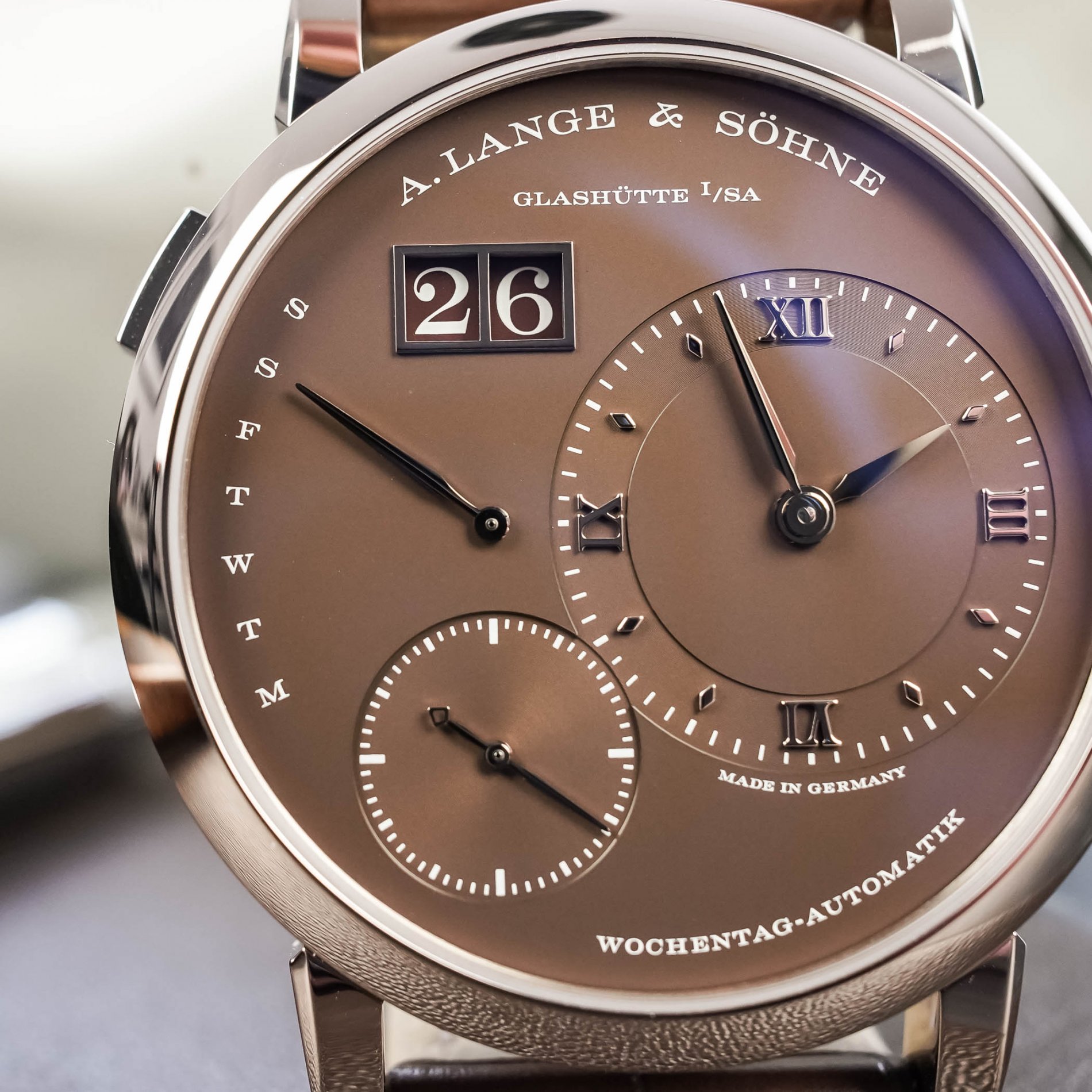 A-lange-Sohne-Lange-1-Daymatic-Honeygold-video-review-12.jpeg