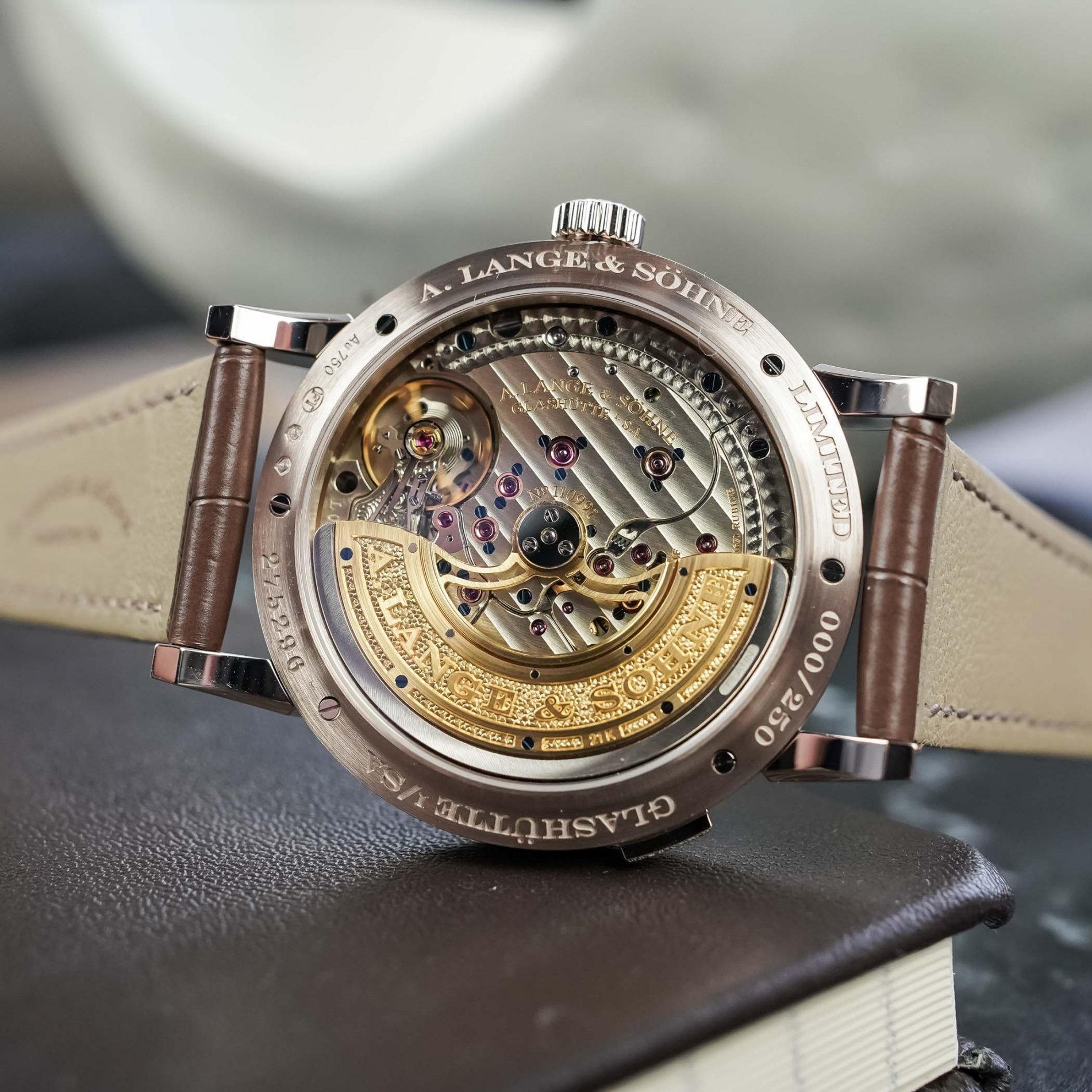 A-lange-Sohne-Lange-1-Daymatic-Honeygold-video-review-4.jpeg