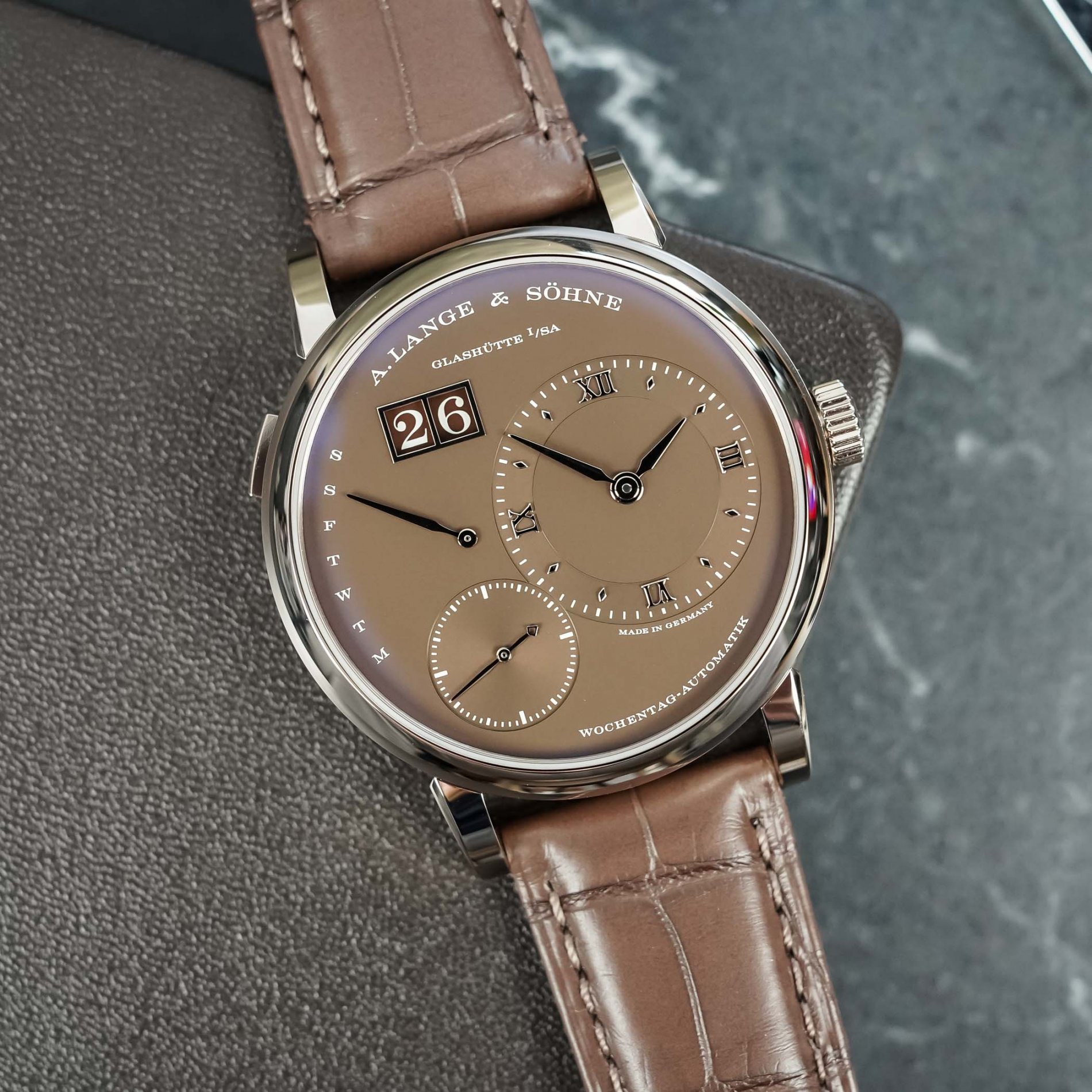 A-lange-Sohne-Lange-1-Daymatic-Honeygold-video-review-9.jpeg