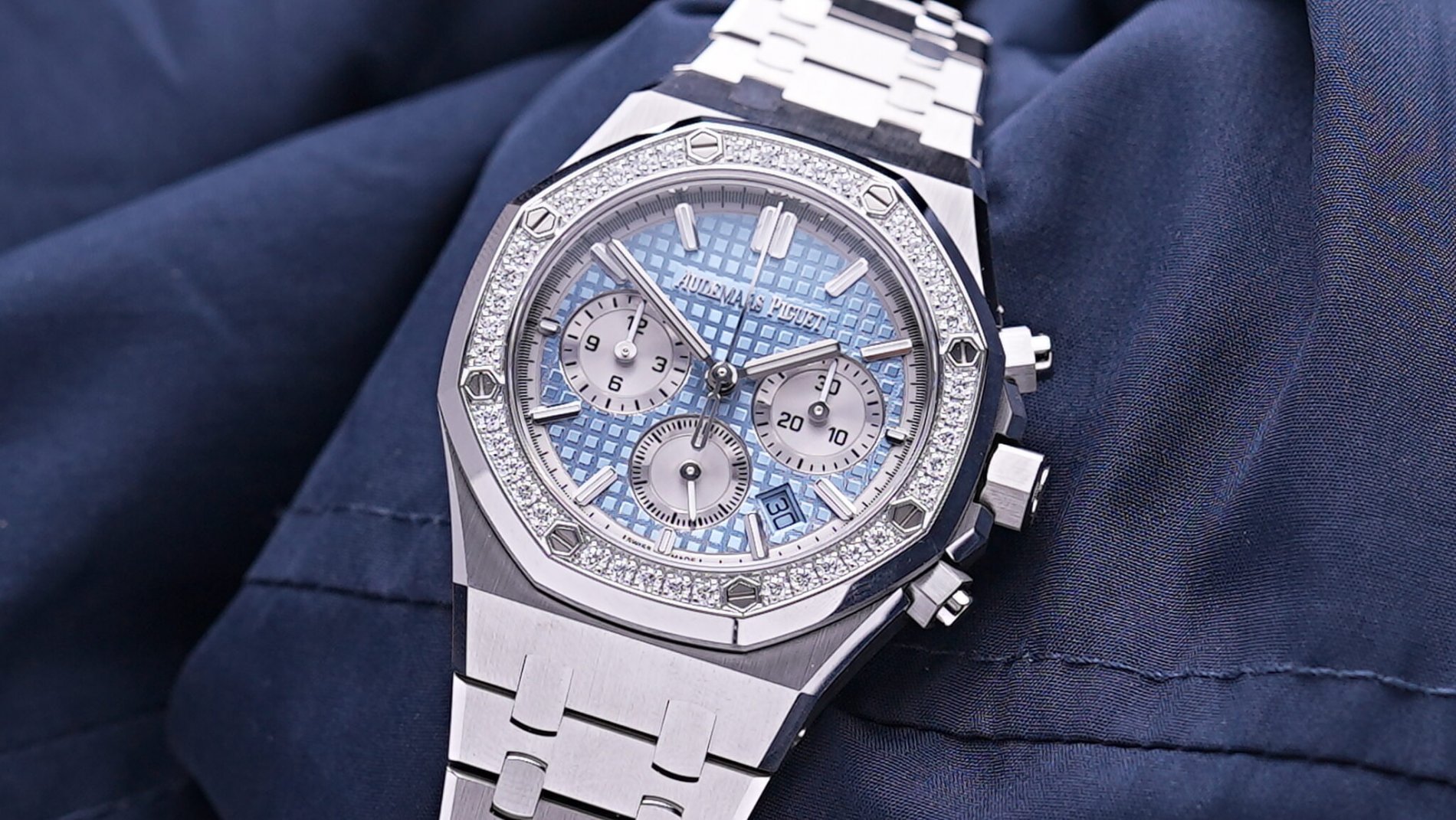 Audemars-Piguet-Royal-Oak-Chronograph-Factory-Diamond-Bezel-Ice-Blue-50th-Anniversary-Year-26...jpeg