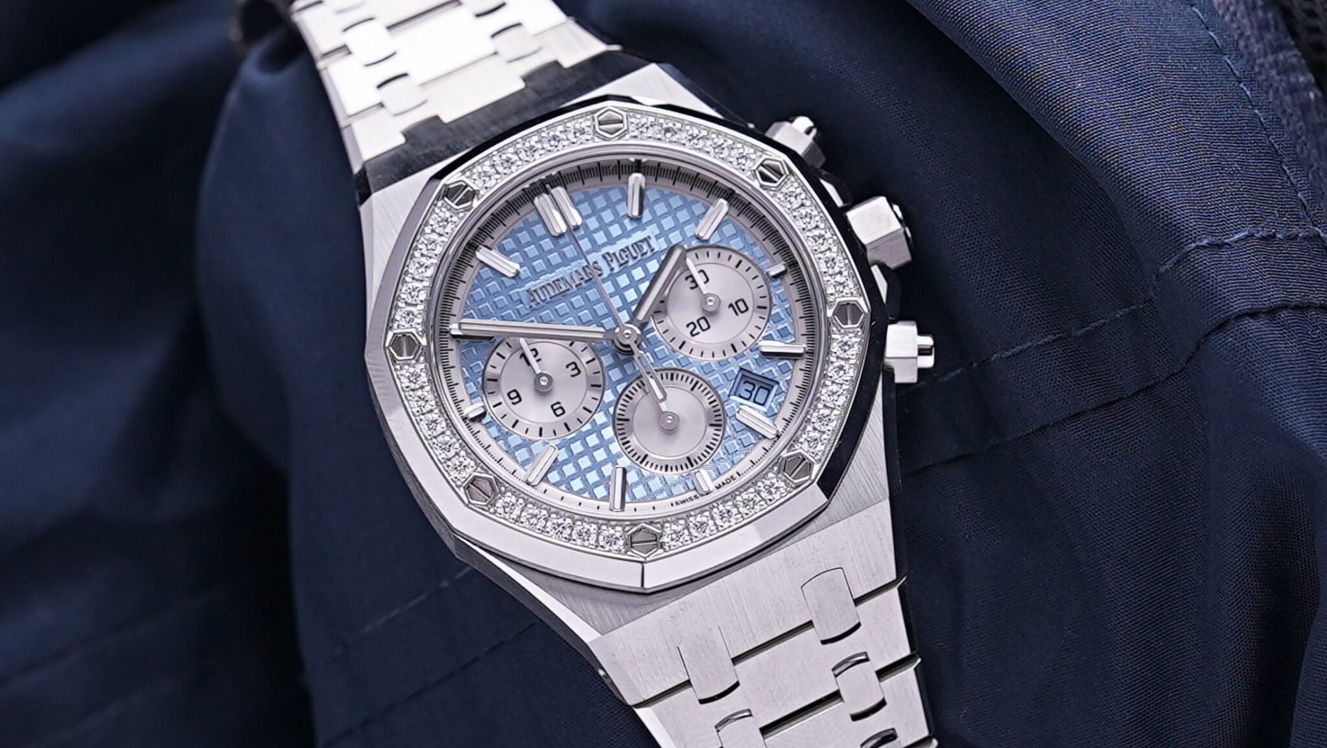 Audemars-Piguet-Royal-Oak-Chronograph-Factory-Diamond-Bezel-Ice-Blue-50th-Anniversary-Year-26...jpeg