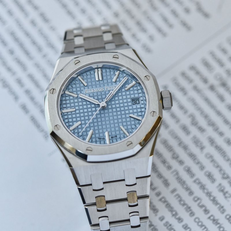 Audemars-Piguet-Royal-Oak-Selfwinding-37mm-15550ST-50th-anniversary-5.jpeg