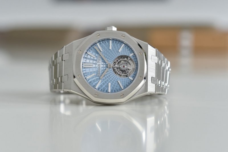 Audemars-Piguet-Royal-Oak-Selfwinding-Flying-Tourbillon-41mm-Platinum-Light-Blue-Dial-26530PT....jpg