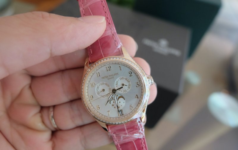 ban dong ho patek philippe 4947R vang hong diamond.jpeg