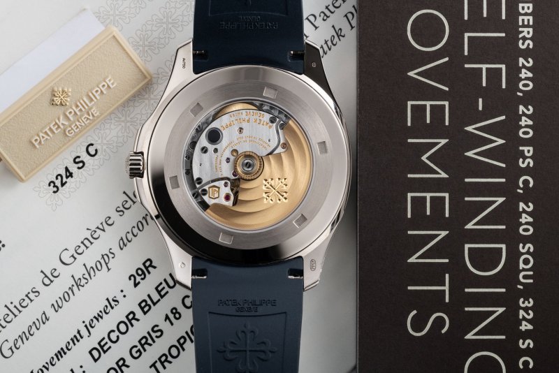cai-can-patek-philippe-aquanaut-white-gold-42mm-jumbo-ref-5168g-001-0901000001-13.jpeg