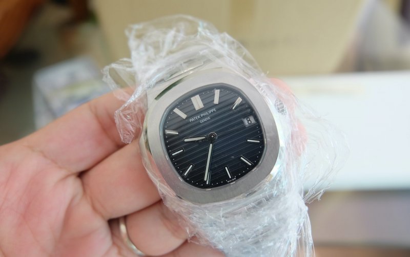 dong-ho-patek-philippe-nautilus-5711_1A-blue-xanh-moi-thep.jpeg
