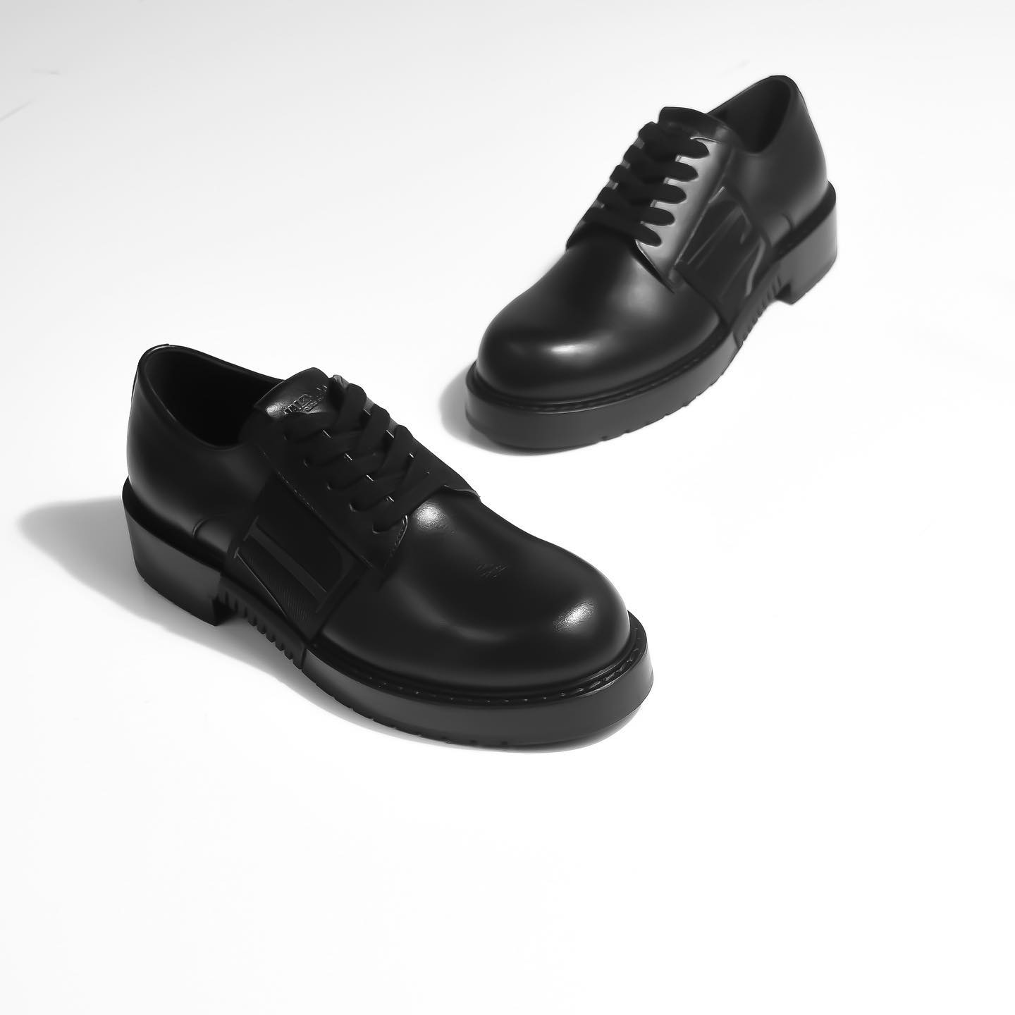LOAFER valentino welcomes the derby shoe to their VL7N family. DFKSGHDFHAFSD.jpg