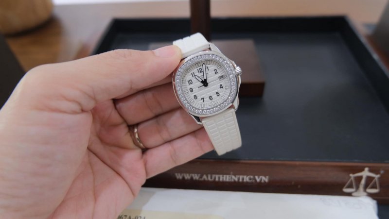 patek-philippe-aquanaut-5067A- cai-can-0901000001-3.jpeg
