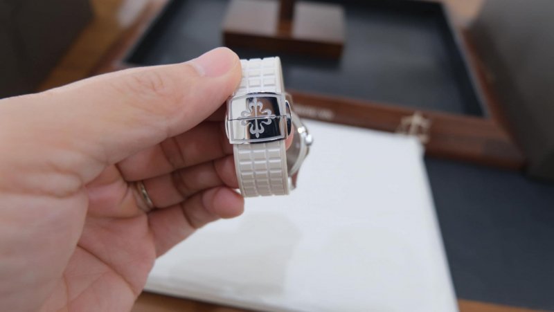patek-philippe-aquanaut-5067A- cai-can-0901000001-7.jpeg