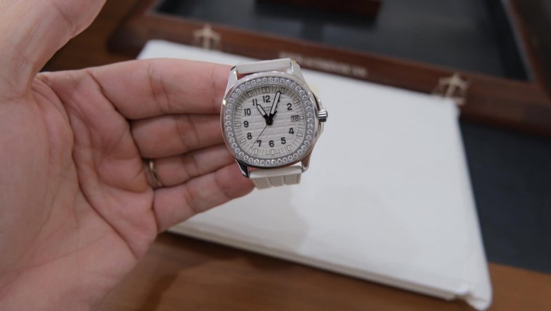 patek-philippe-aquanaut-5067A- cai-can-0901000001-8.jpeg