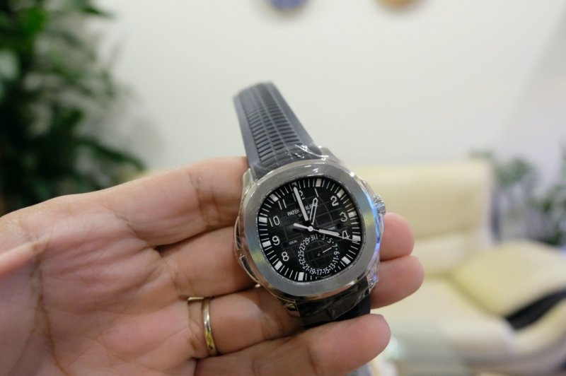 patek-philippe-aquanaut-5164A-cai-can-0901000001-1 3.jpeg
