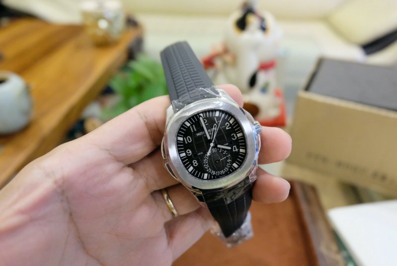 patek-philippe-aquanaut-5164A-cai-can-0901000001-1 4.jpeg