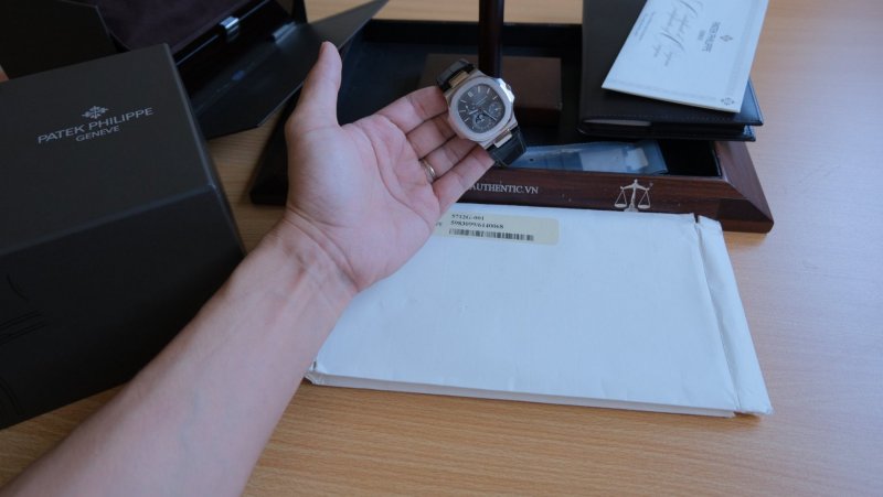 patek-philippe-nautilus-5712G-cai-can-0901000001-8668.jpeg
