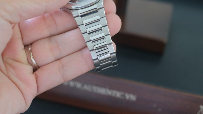 Patek-philippe-Nautilus-7118:1A-cai-can-09010000012.jpeg