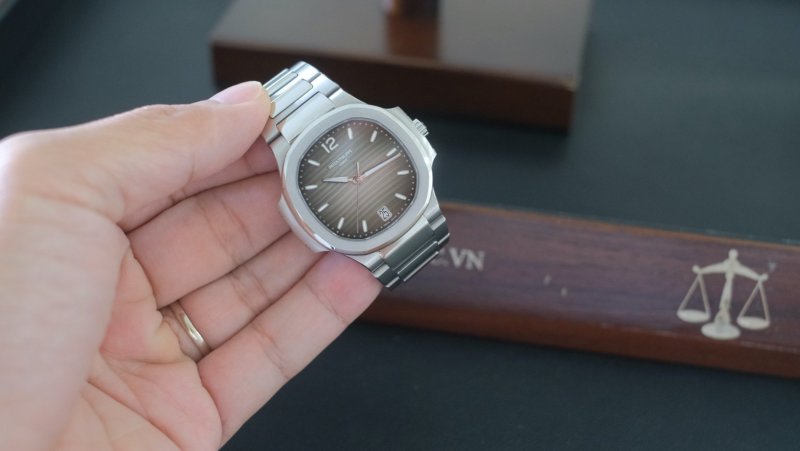 Patek-philippe-Nautilus-7118:1A-cai-can-09010000017.jpeg