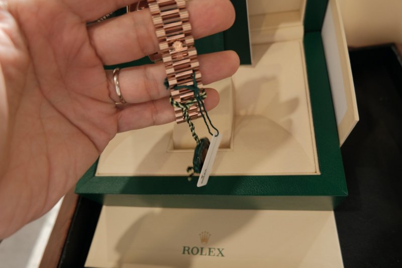 rolex-day-date-228235-chocolate-cai-can-0901000001-13.jpeg
